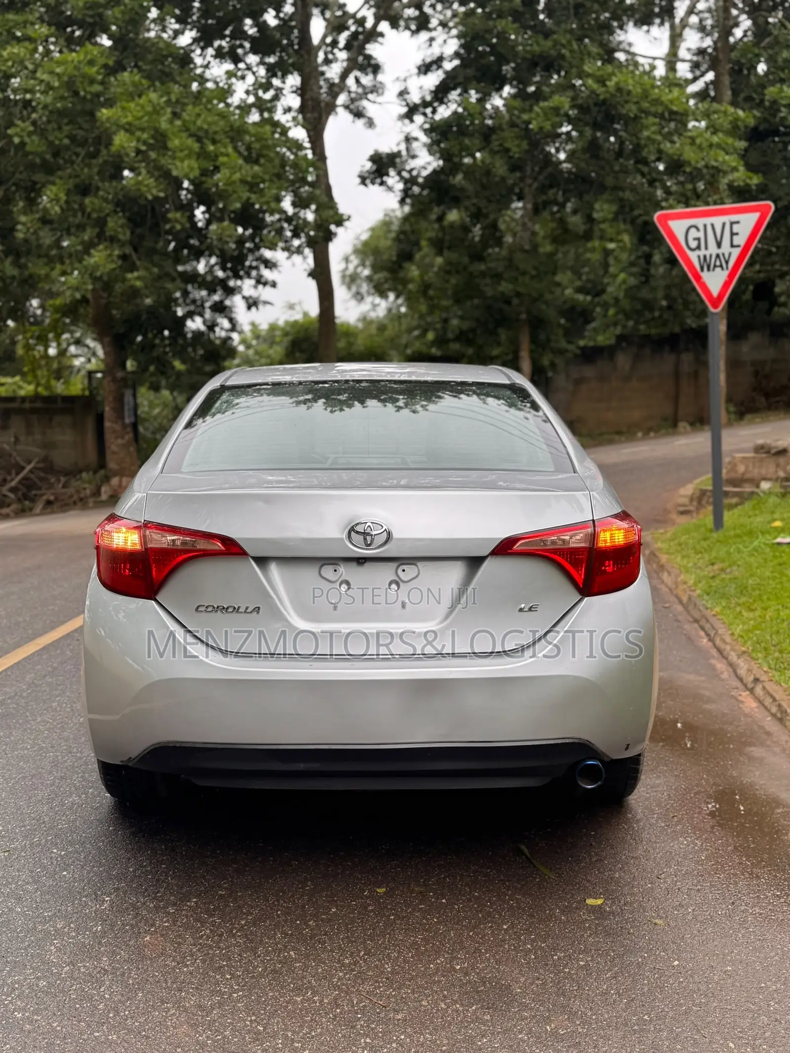 Toyota Corolla LE (1.8L 4cyl 2A) 2018 Silver