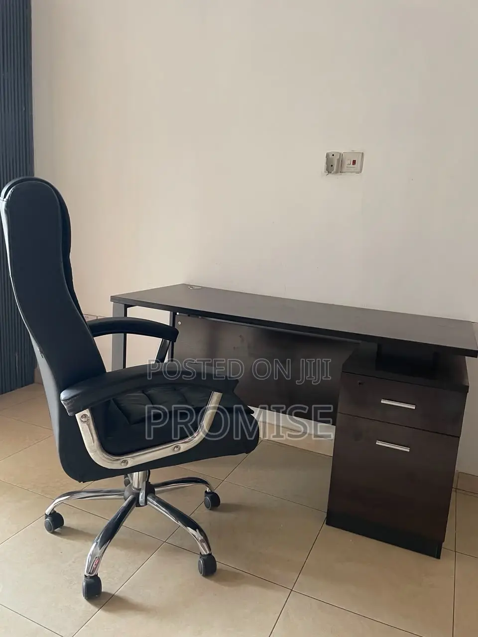 Executive Office Desk With High-Back Swivel Chair Excellent Condition