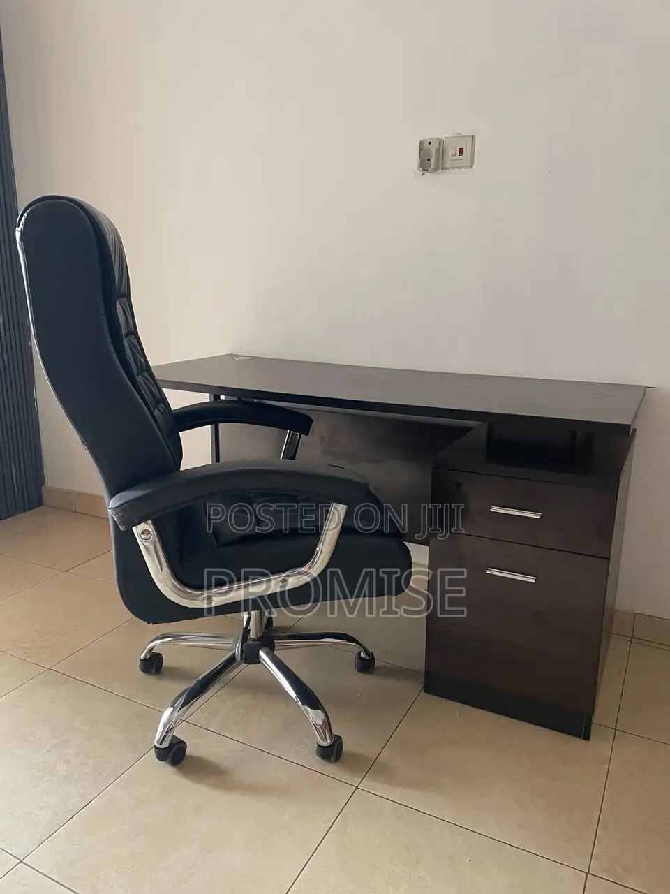 Executive Office Desk With High-Back Swivel Chair Excellent Condition