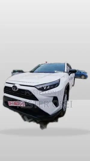 Toyota RAV4 LE 2022 White
