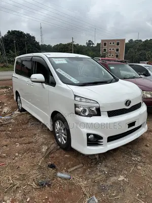 Toyota Voxy ZS 2WD 8-Seater 2013 White