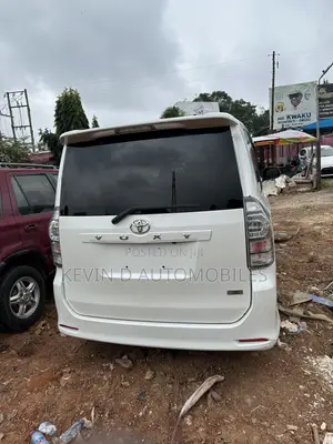 Toyota Voxy ZS 2WD 8-Seater 2013 White