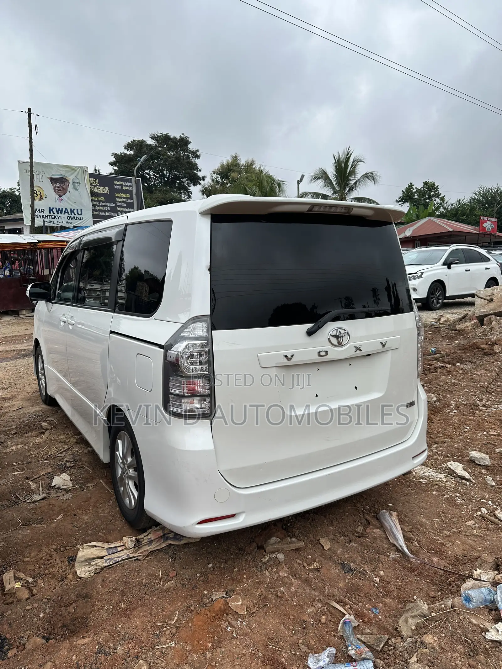 Toyota Voxy ZS 2WD 8-Seater 2013 White