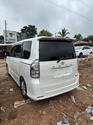Toyota Voxy ZS 2WD 8-Seater 2013 White