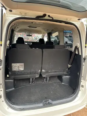Toyota Voxy ZS 2WD 8-Seater 2013 White