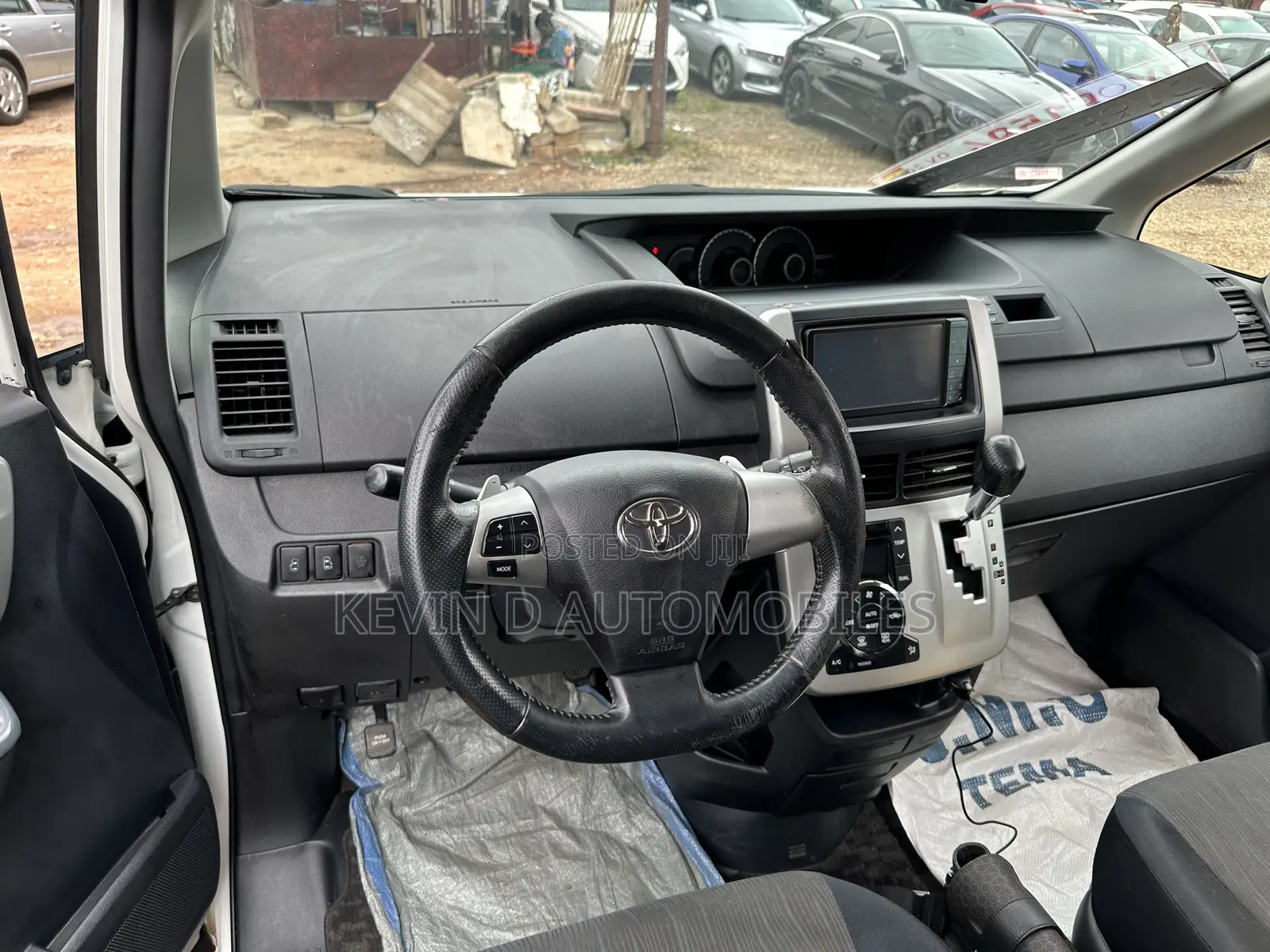 Toyota Voxy ZS 2WD 8-Seater 2013 White
