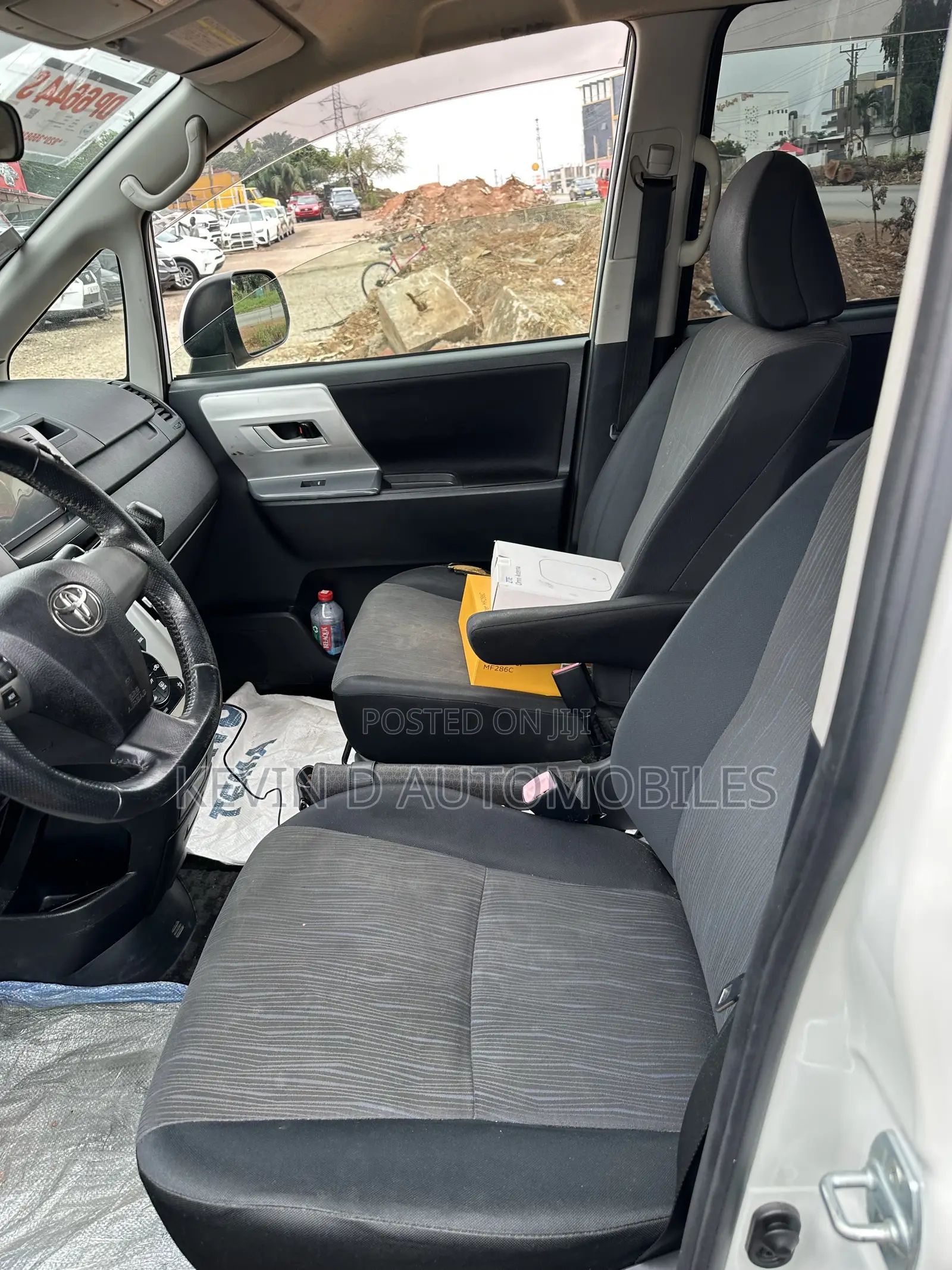Toyota Voxy ZS 2WD 8-Seater 2013 White