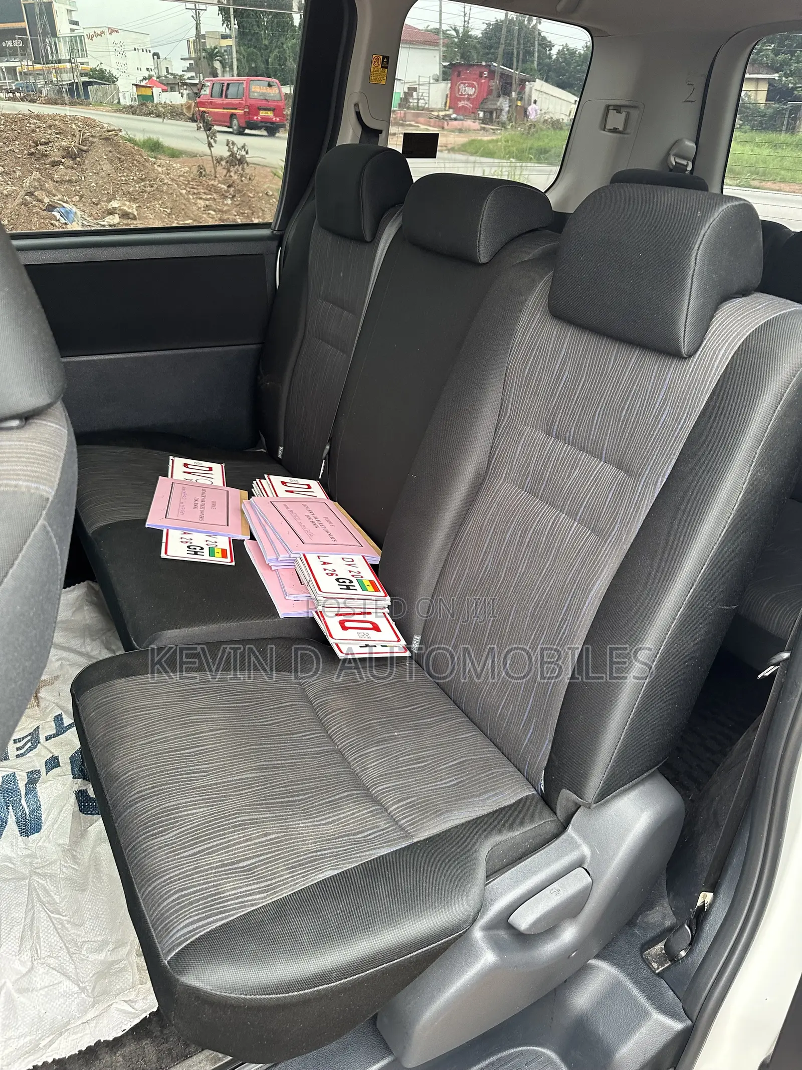 Toyota Voxy ZS 2WD 8-Seater 2013 White