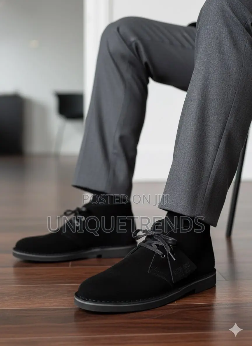Quality CLARKS Black Suede Leather Desert Boots (Black)