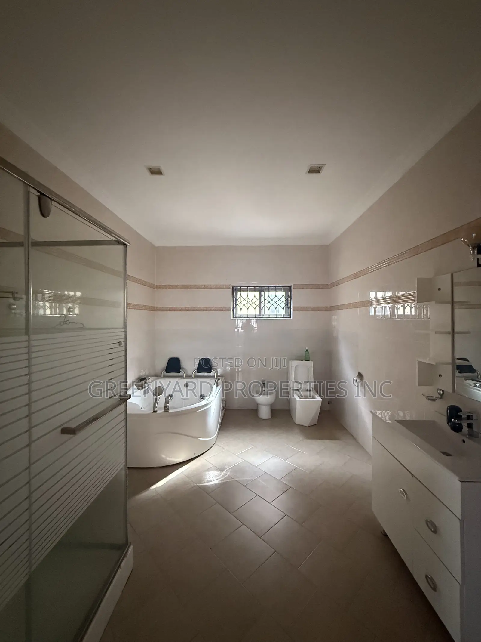 3bdrm House in A&C Mall, East Legon for rent