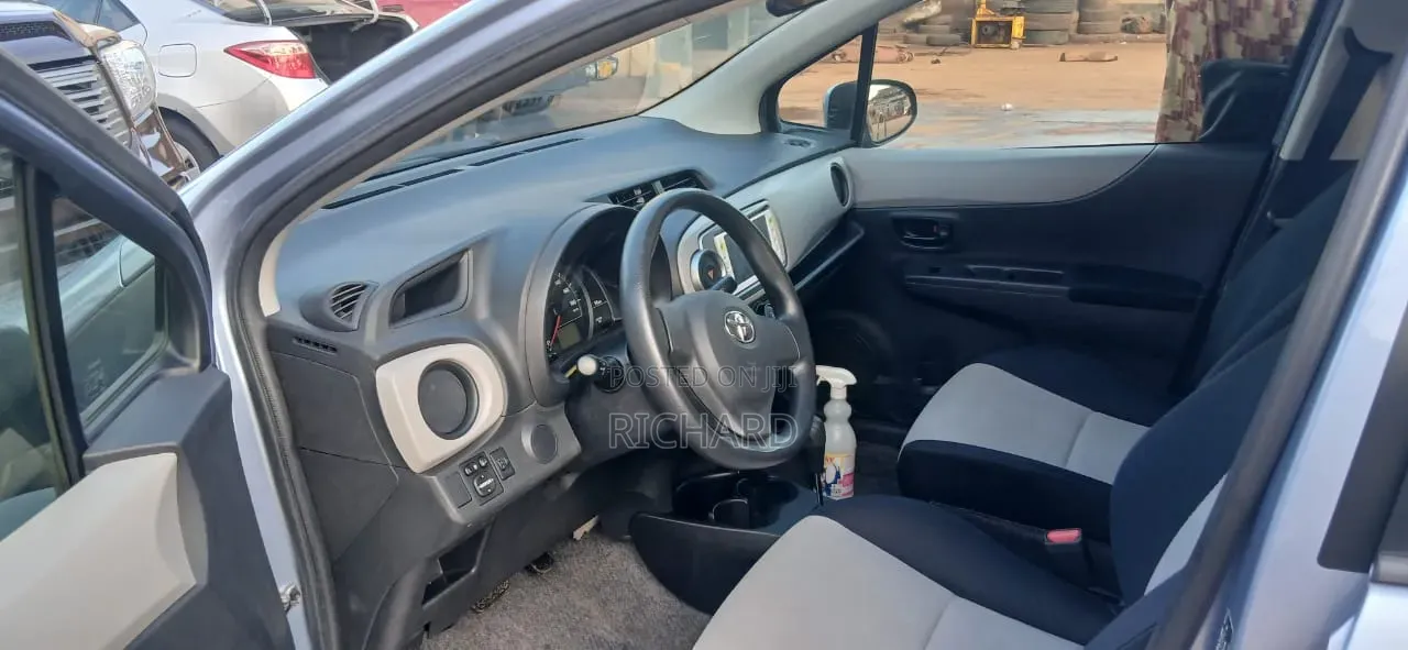 Toyota Vitz 1.3 FWD 5dr 2012 Blue