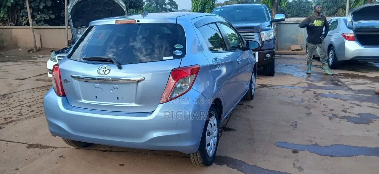 Toyota Vitz 1.3 FWD 5dr 2012 Blue