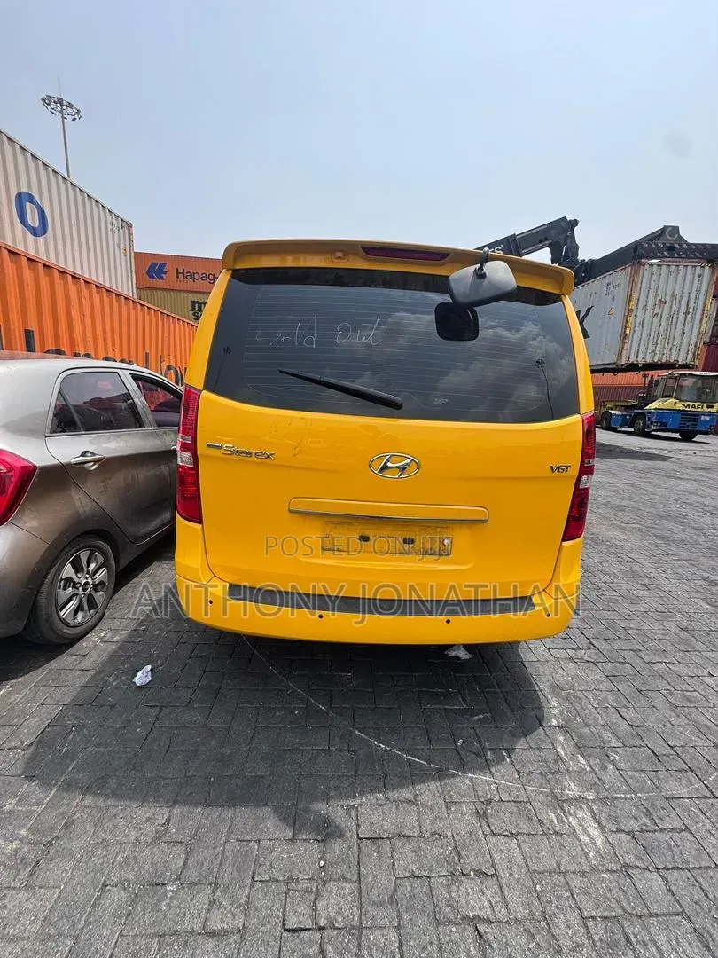 Hyundai Starex 2017 Yellow
