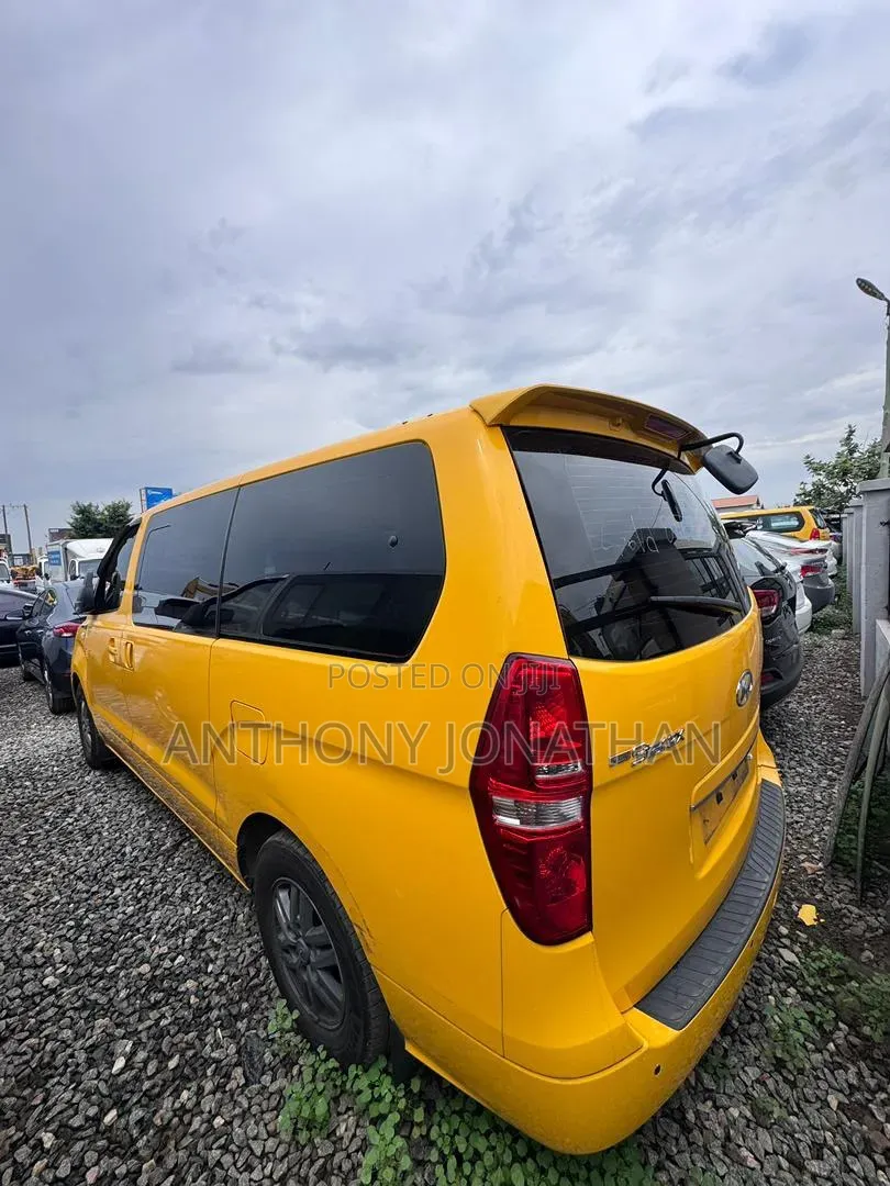 Hyundai Starex 2017 Yellow
