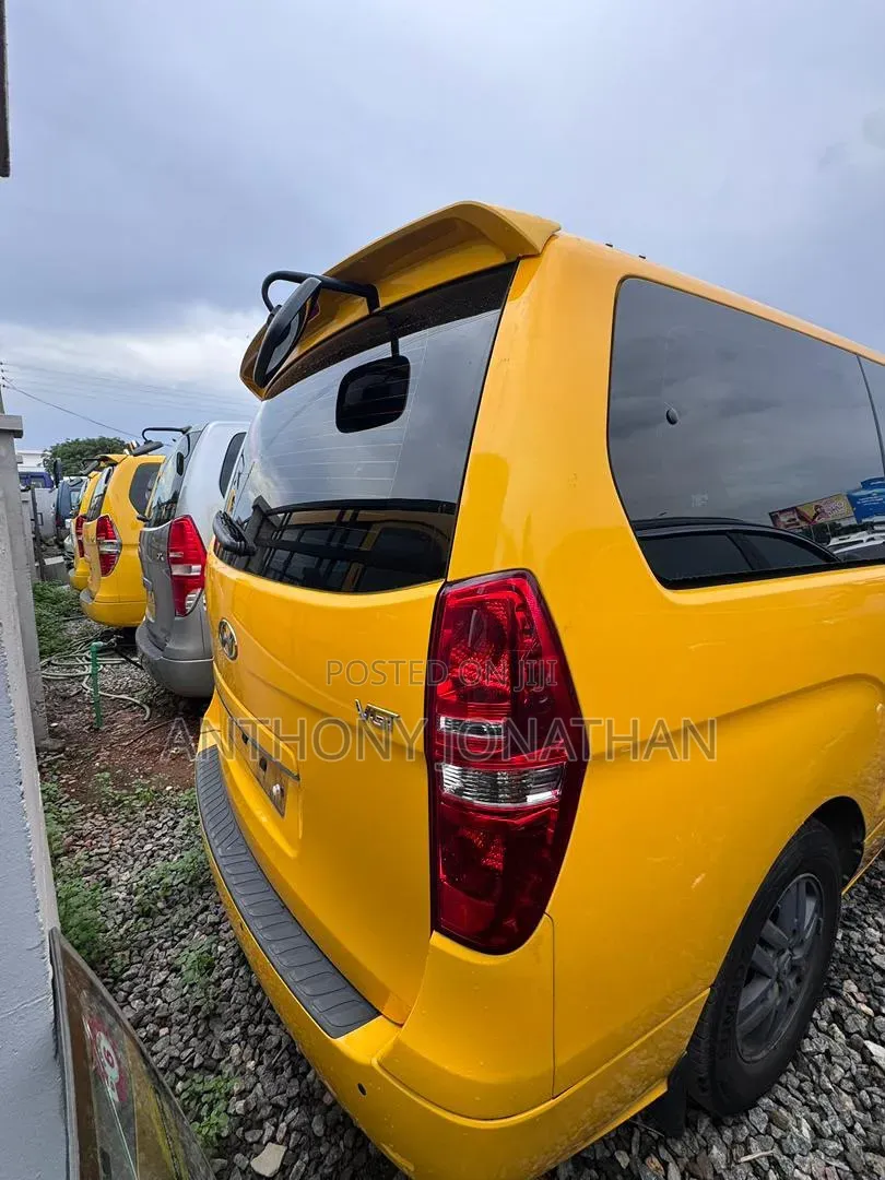 Hyundai Starex 2017 Yellow