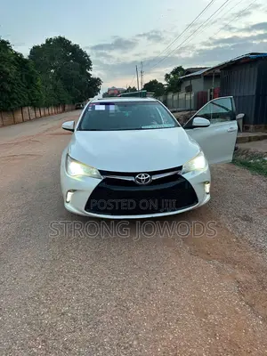 Toyota Camry SE FWD (2.5L 4cyl 8AM) 2018 White
