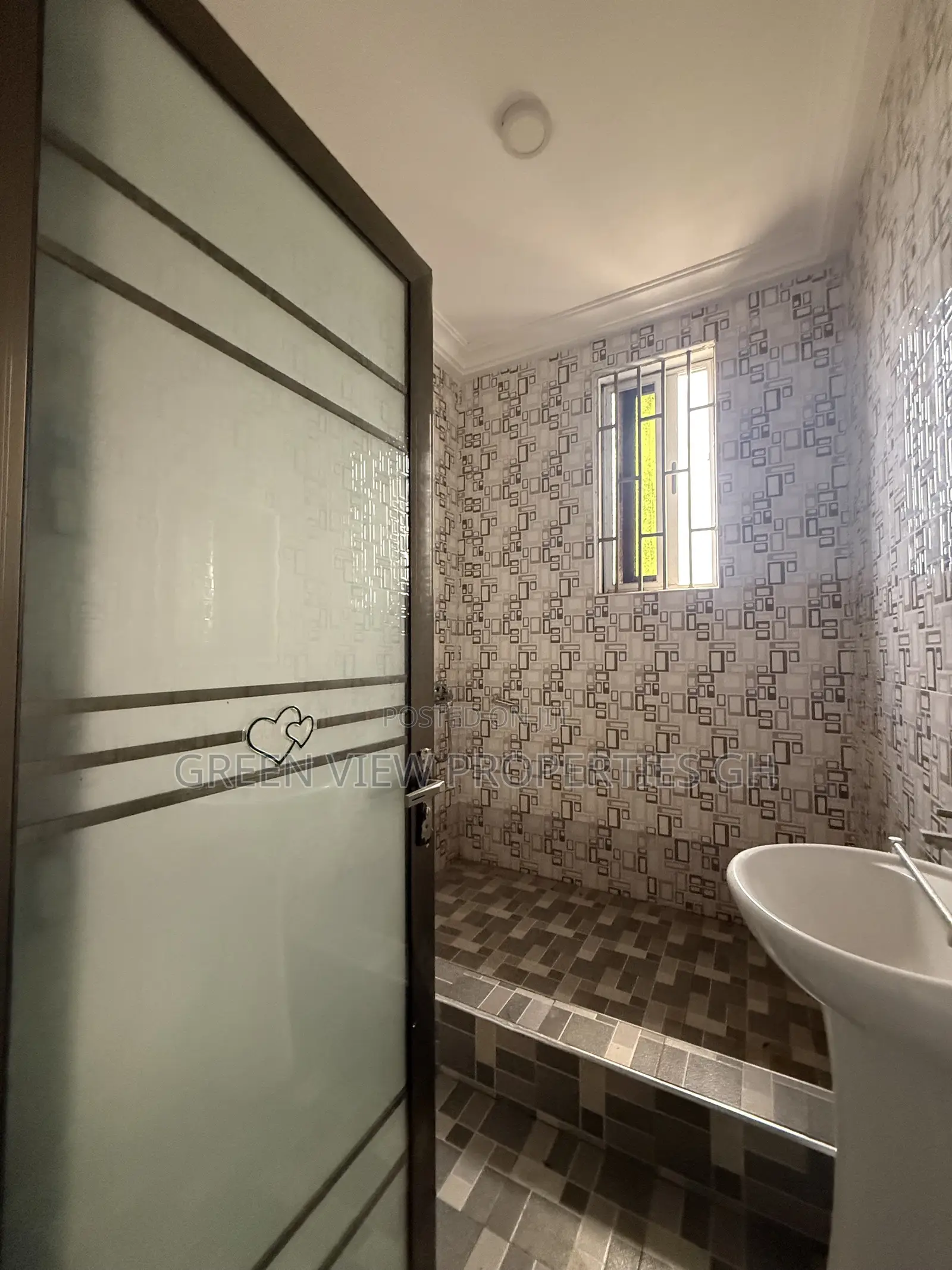 2bdrm Apartment in West Hills Mall Area for rent