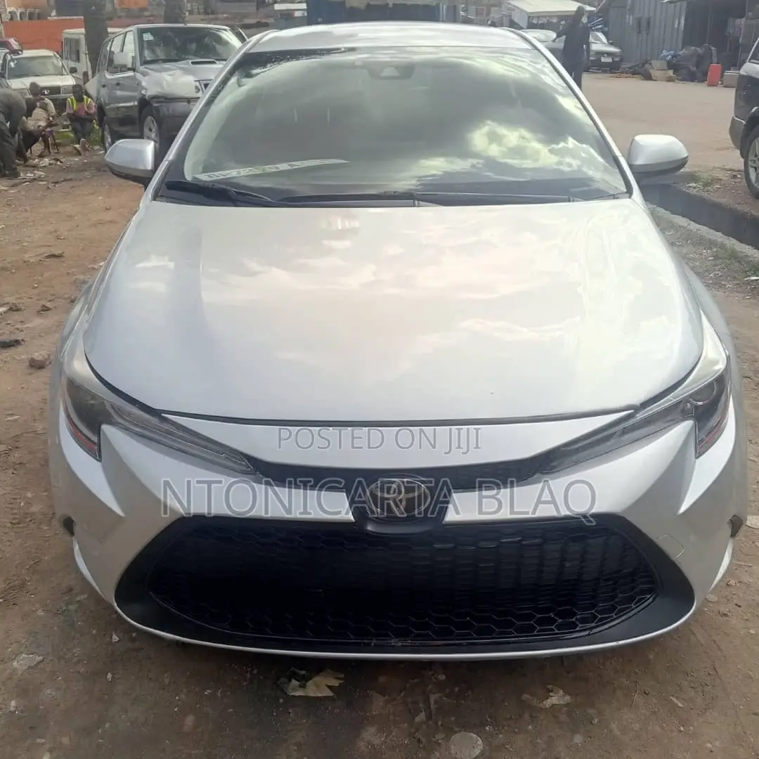 Toyota Corolla LE 2022 Silver