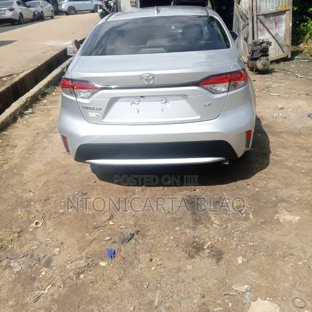 Toyota Corolla LE 2022 Silver