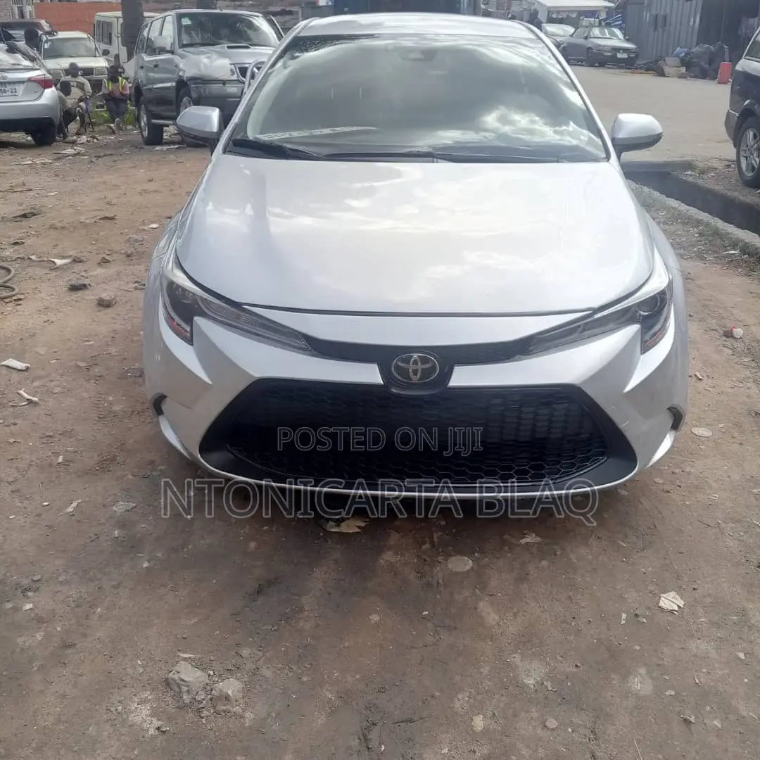 Toyota Corolla LE 2022 Silver