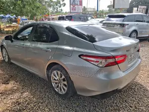 Toyota Camry 2018 Silver