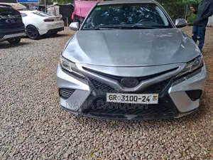 Toyota Camry 2018 Silver