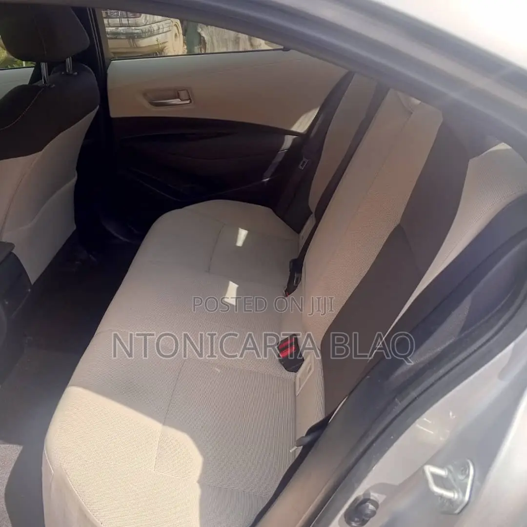 Toyota Corolla LE 2022 Silver