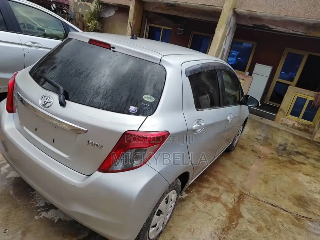 Toyota Vitz 2012 Silver
