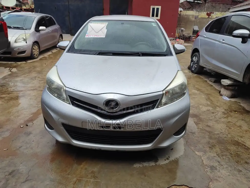 Toyota Vitz 2012 Silver