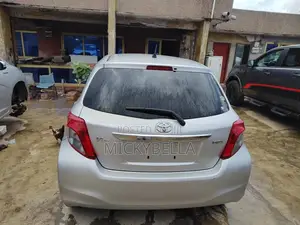 Toyota Vitz 2012 Silver