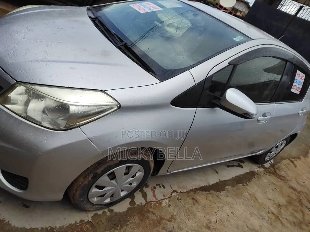 Toyota Vitz 2012 Silver