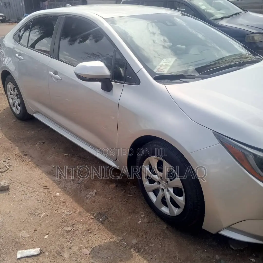 Toyota Corolla LE 2022 Silver