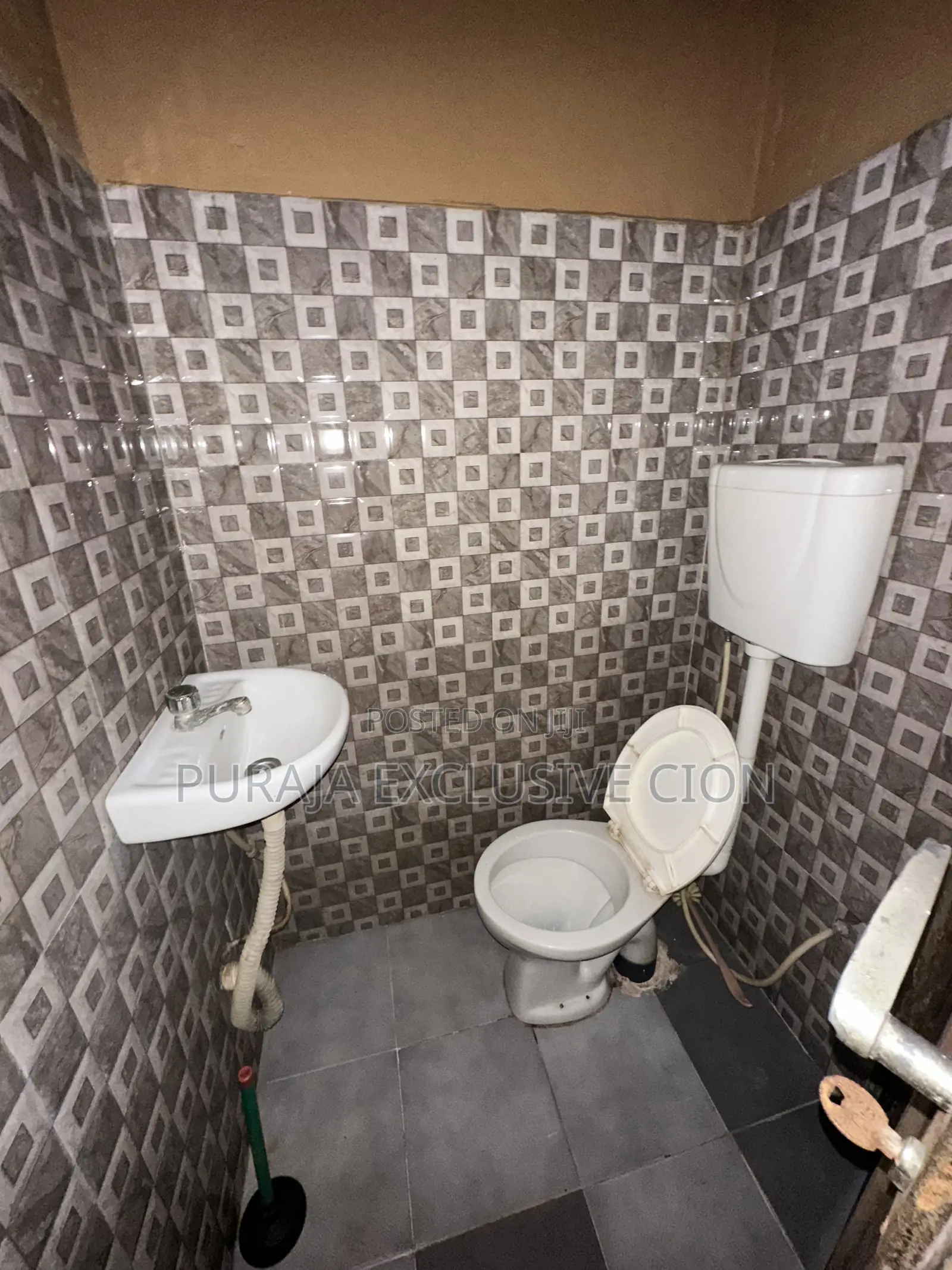 1bdrm Room & Parlour in Weija, Choice, Old Barrier for rent