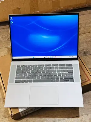 New Laptop Dell Inspiron 16 5620 32GB Intel Core i7 SSD 1T