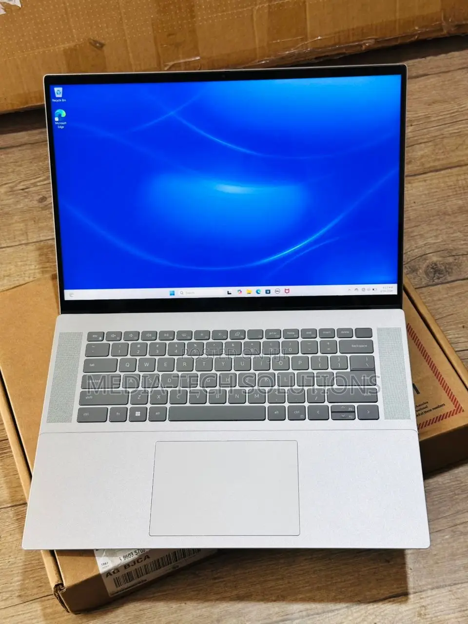 New Laptop Dell Inspiron 16 5620 32GB Intel Core i7 SSD 1T