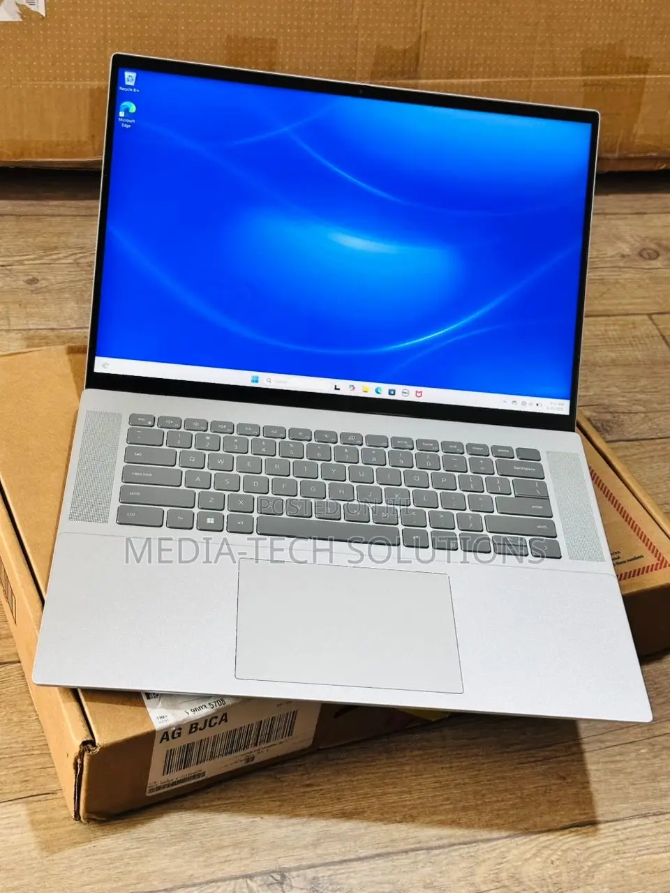 New Laptop Dell Inspiron 16 5620 32GB Intel Core i7 SSD 1T
