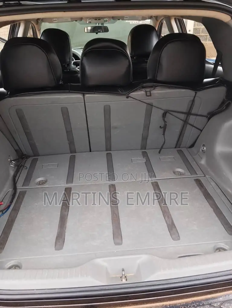 Toyota Matrix L Hatchback FWD (1.8L 4cyl 5M) 2012 Black