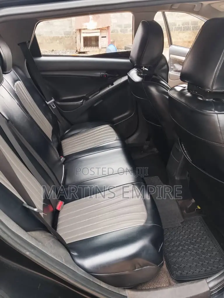 Toyota Matrix L Hatchback FWD (1.8L 4cyl 5M) 2012 Black