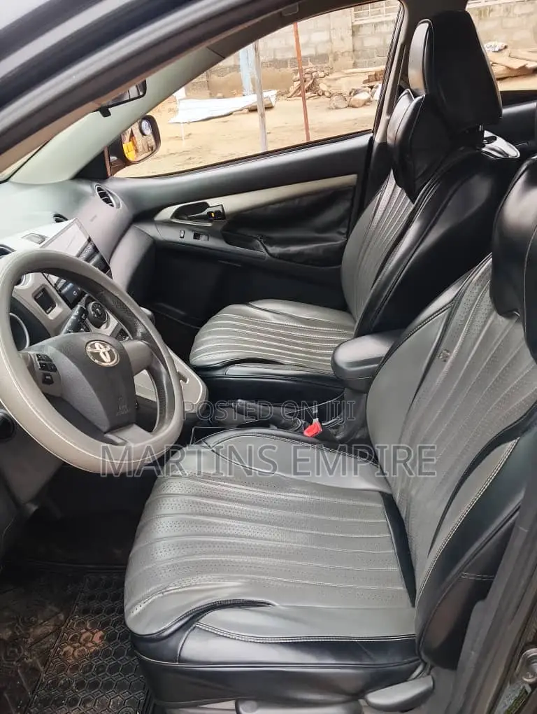 Toyota Matrix L Hatchback FWD (1.8L 4cyl 5M) 2012 Black