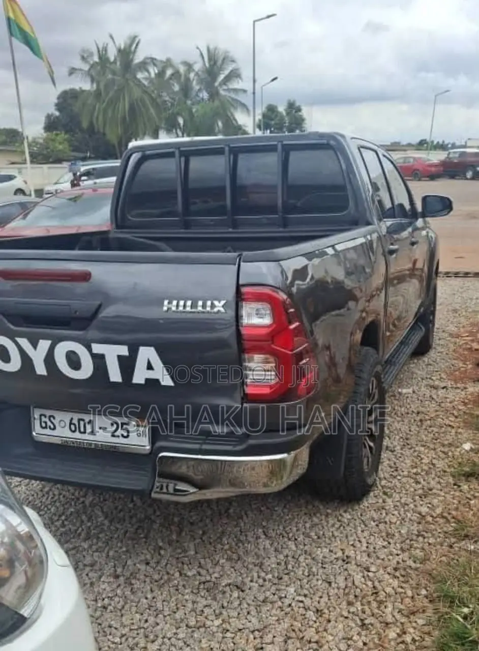 Toyota Hilux SR 4x4 2017 Gray