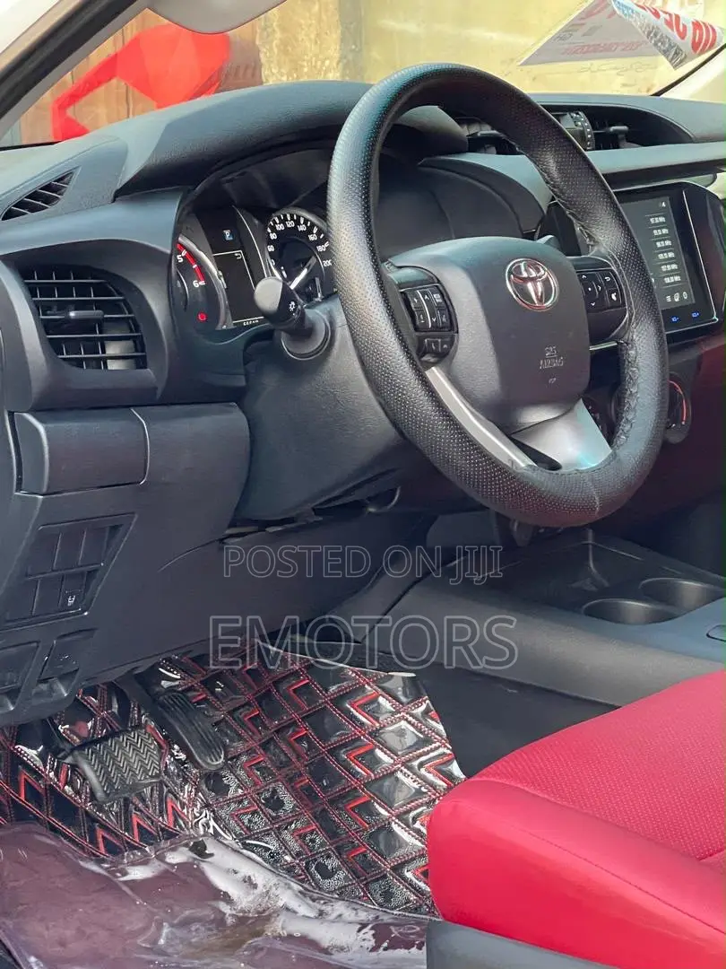 Toyota Hilux 2024 White