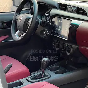 Toyota Hilux 2024 White