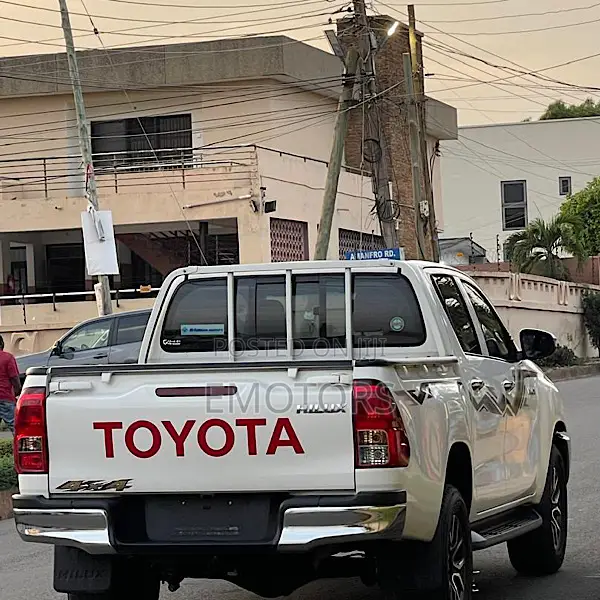 Toyota Hilux 2024 White