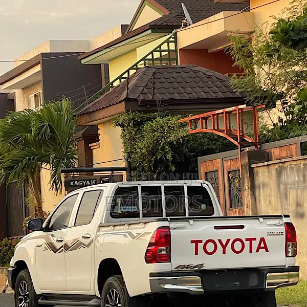 Toyota Hilux 2024 White