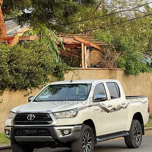 Toyota Hilux 2024 White