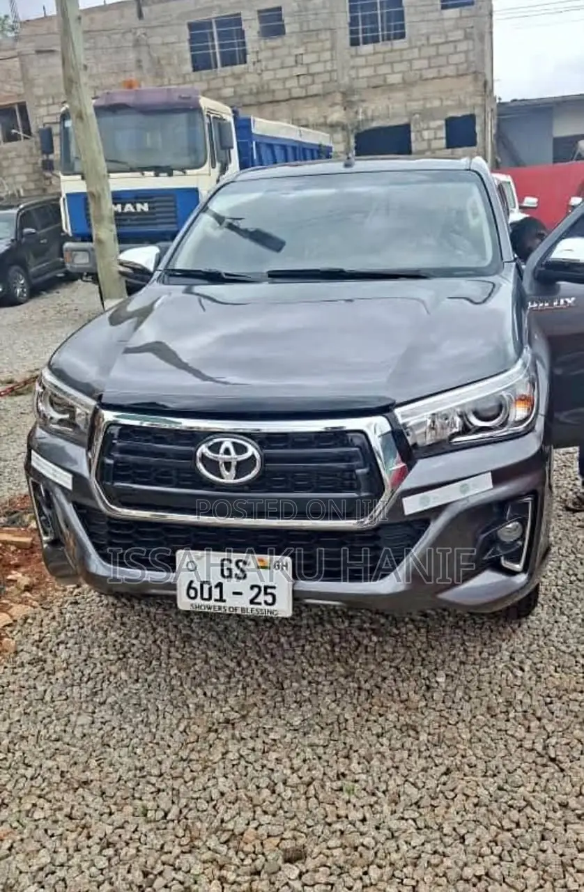 Toyota Hilux SR 4x4 2017 Gray