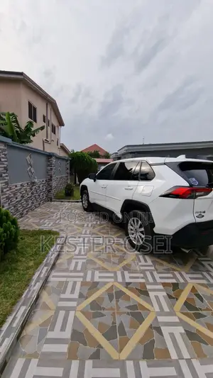 Toyota RAV4 LE 2022 White