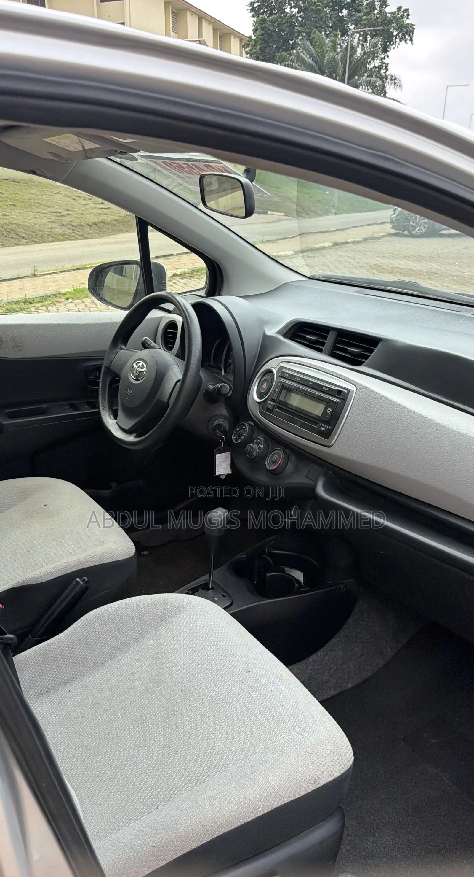 Toyota Vitz 1.3 FWD 5dr 2011 Silver
