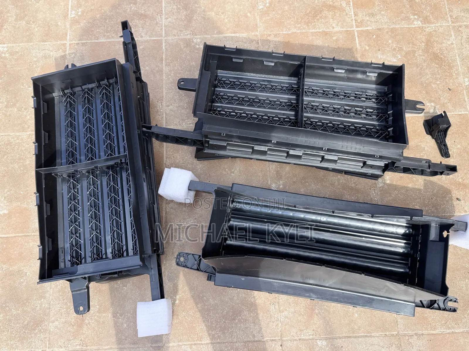 Ford F-150 18 - 23 Shutter Grille