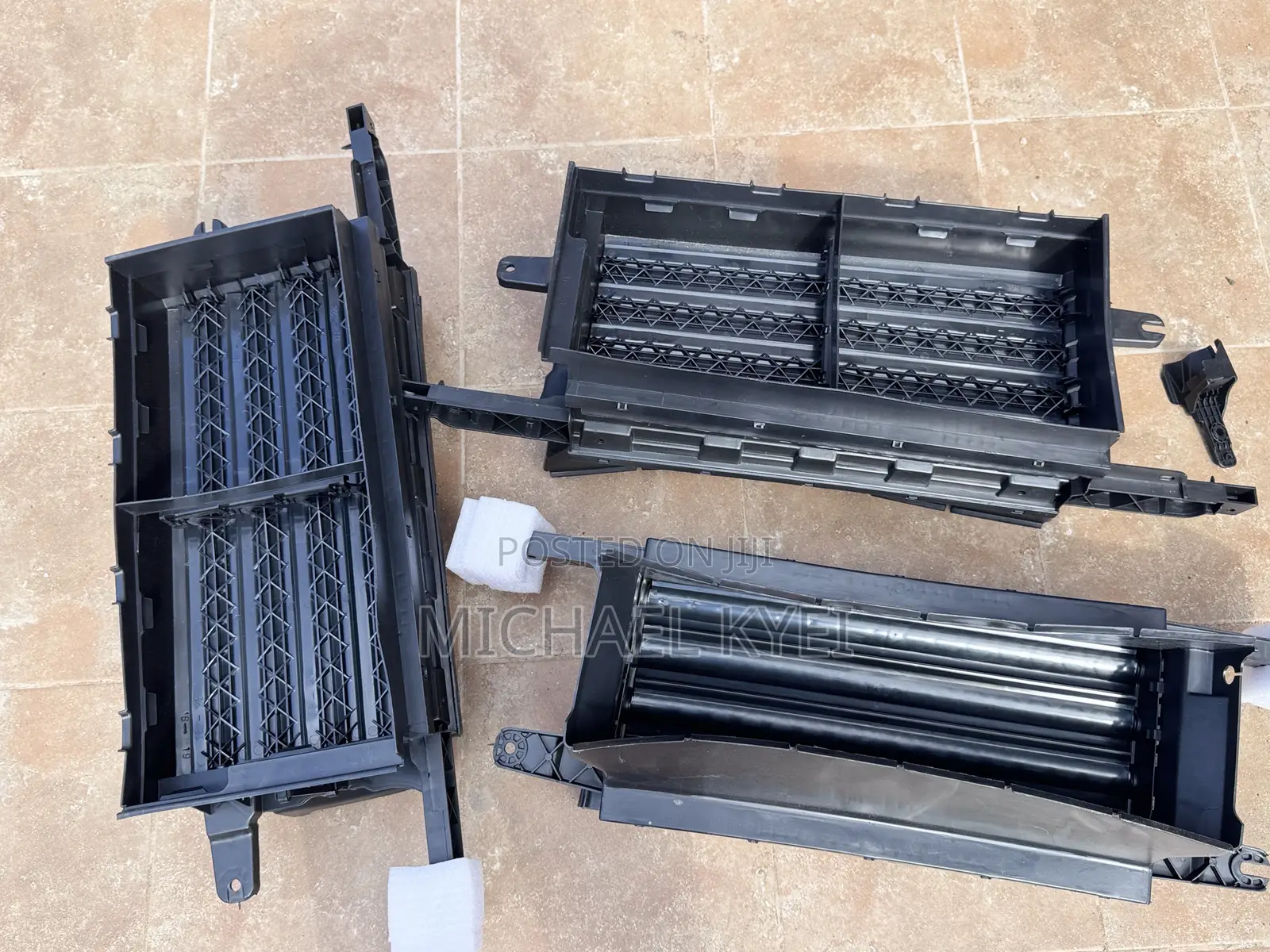Ford F-150 18 - 23 Shutter Grille